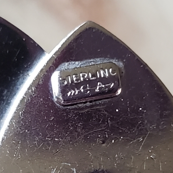 VINTAGE Sterling silver arrow through 2 hearts brooch by Carl Art - Picture 5 of 6